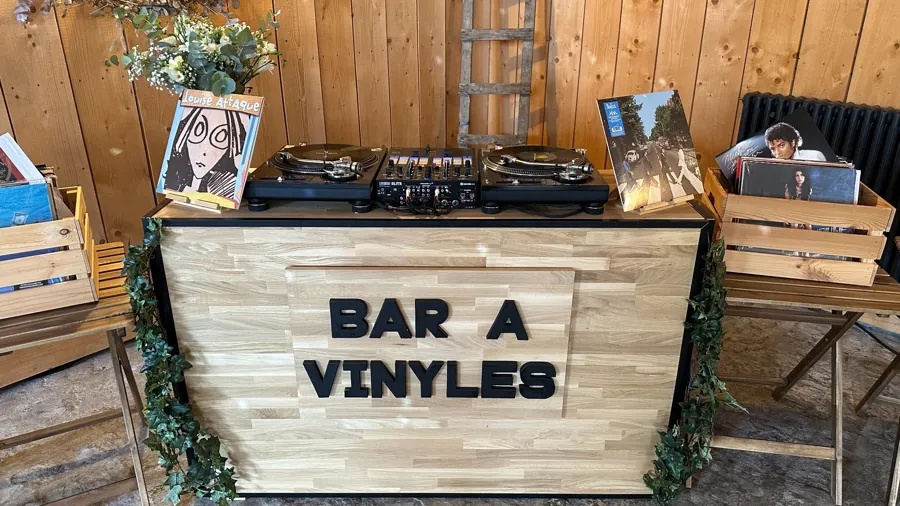 Bar à vinyles en bois avec les platines et les bacs de disques