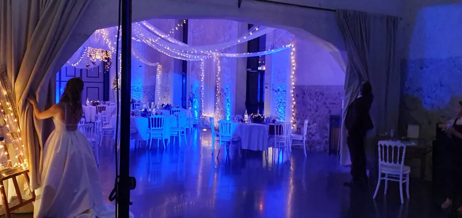 Salle de réception mise en lumière dans des tons bleus et violets