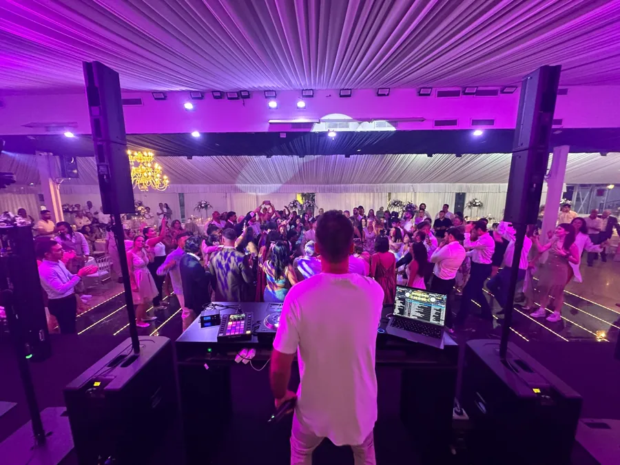 Soirée dansante avec Julien aux platines et les invités devant la piste